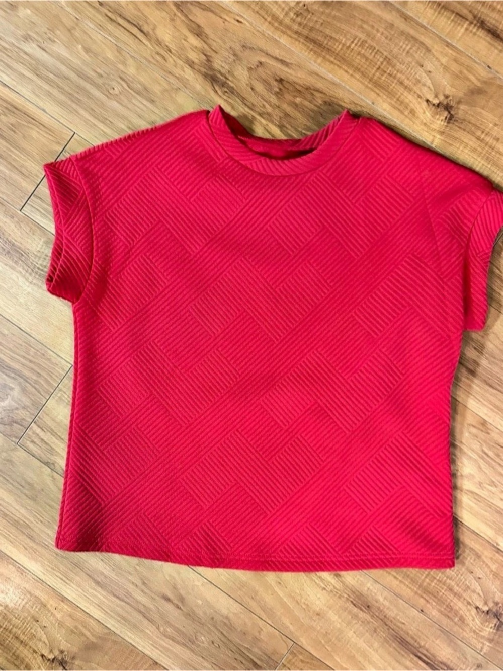 Textured  Short Sleeve Top in Red. Like New Small